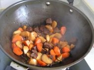 杏鲍菇烧牛肉的做法