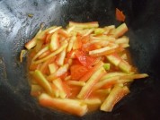 西红柿炒西瓜皮的做法