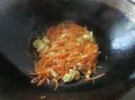 胡萝卜丝炒鸡蛋的做法