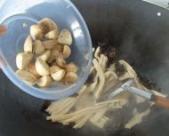 鲜美木耳炒腐竹香菇的做法