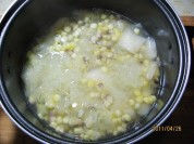 彩玉米炖梨耳的做法