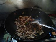 口蘑炒肉的做法