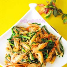 鲜河虾焖韭菜的做法