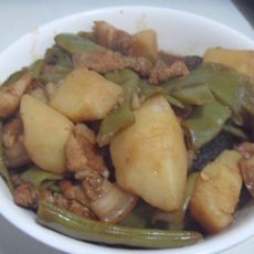 天气凉了，吃一道炖菜吧——土豆炖豆角的做法