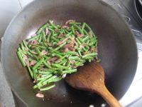 腊肠炒豇豆的做法
