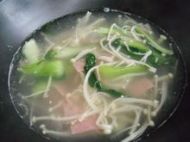 青菜金针菇火腿汤的做法