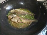 芹菜焖黄花鱼的做法