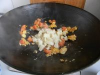 鸡蛋柿子炒馒头丁的做法