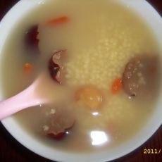 红枣枸杞小米粥的做法