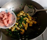 韭菜炒馒头丁的做法