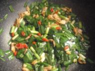 蛤肉炒韭菜的做法