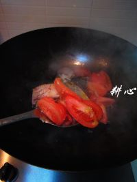 鱼皮炒番茄的做法