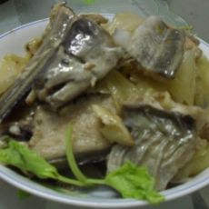 酸菜焖鳗鱼的做法