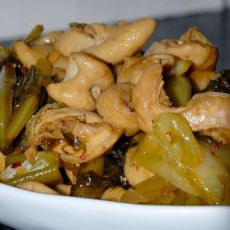 酸菜胡椒炒肥肠的做法