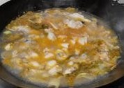 酸菜海鲜锅的做法