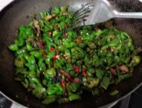 青椒炒榄菜的做法