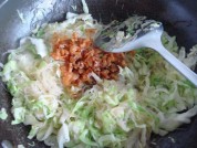 椰菜虾米炒粉丝的做法