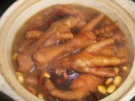 鸡爪红焖黄豆---养颜丰胸的一道下饭菜的做法
