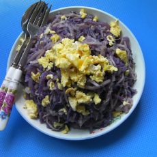 紫甘蓝炒饼的做法