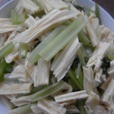 芹菜炒腐竹的做法