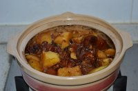 土豆猪蹄砂锅煲的做法