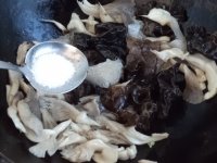 平菇炒木耳的做法