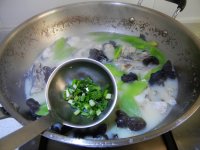生菜杆黑木耳黑鱼汤的做法