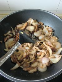 洋葱香菇炒肉丝的做法