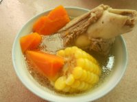 胡萝卜玉米筒骨汤的做法