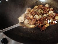 草菇炒鸡腿肉的做法