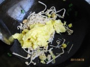 可益智的金针菇炒鸡蛋的做法