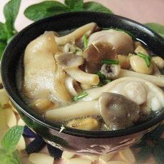 秀珍菇黄豆炖猪蹄-首发的做法