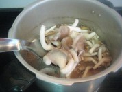 秀珍菇黄豆炖猪蹄的做法