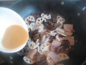 黑木耳咸肉炒藕片的做法
