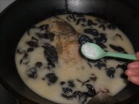 黑木耳肉末鲫鱼汤的做法