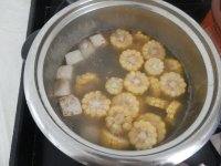 排骨玉米豆腐汤的做法