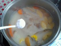 鱼骨红萝卜玉米汤的做法