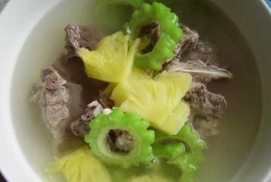 菠萝苦瓜排骨汤的做法