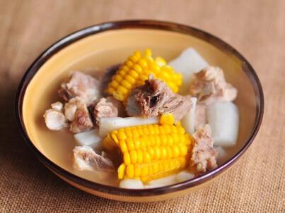山药玉米排骨汤的做法