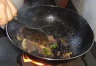 蘑菇青椒炒猪肝的做法