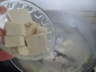 马蹄豆腐鲫鱼汤的做法
