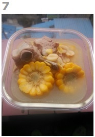 莲子玉米排骨汤的做法