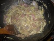 鸡杂猪肝煮洋葱韭黄的做法