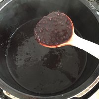 红糖黑糯米粥的做法步骤2