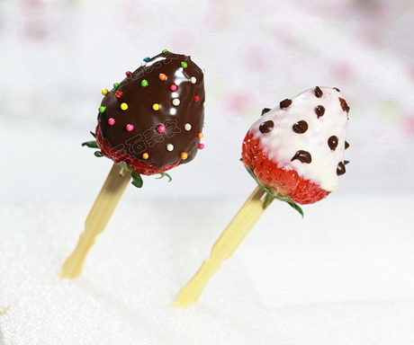 草莓巧克力棒棒糖做法与技巧---色彩斑斓，香醇可口