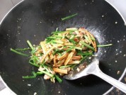 韭菜香干炒肉丝的做法