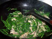 蛏肉炒韭菜的做法