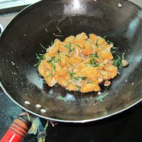 韭菜油豆腐炒肉的做法