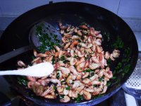 韭菜拌河虾的做法