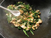 腐竹炒韭菜的做法